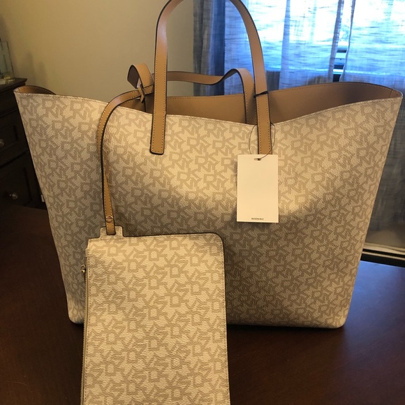 NEW DKNY Brayden Large Reversible Ivory Signature Bag with Clutch Tan NY Logo - Picture 2 of 7